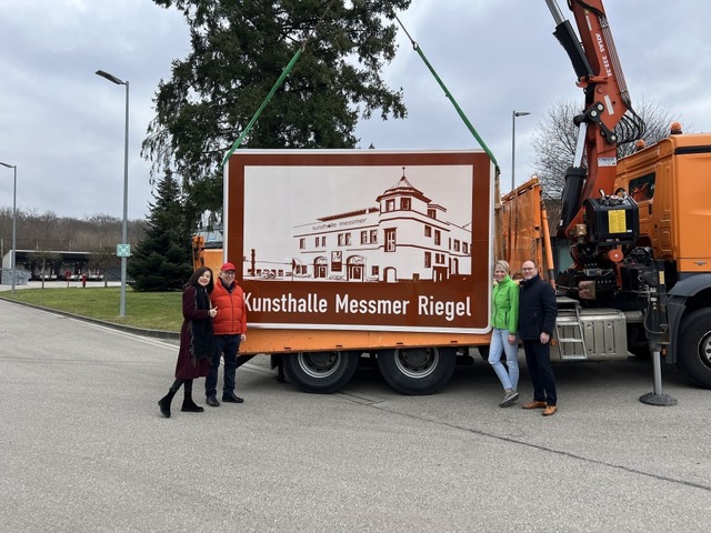 Lea und Jrgen A. Messmer freuen sich ...Autobahnschild zur Kunsthalle Messmer.  | Foto: Naturgarten Kaiserstuhl GmbH