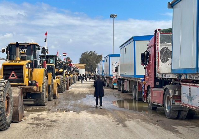 Bulldozer und Lastwagen mit Wohncontai...Rafah-Grenz&uuml;bergang. (Archivbild)  | Foto: Mohamed Arafat/AP/dpa