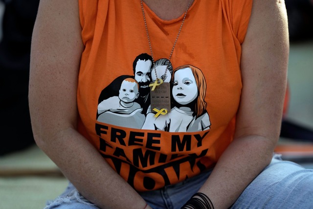 T-Shirt mit Bibas-Familie. (Archivbild)  | Foto: Mahmoud Illean/AP/dpa