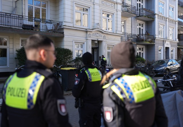 Nach dem Fund einer toten Frau untersu...bauwohnung im Stadtteil Hoheluft-West.  | Foto: Marcus Brandt/dpa