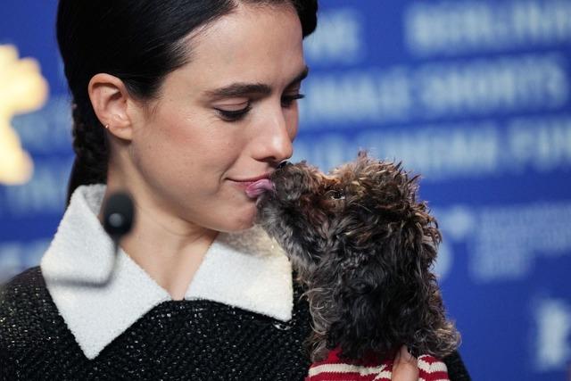 Margaret Qualley berrascht auf Pressekonferenz mit Hund