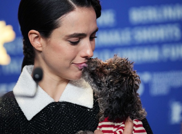 Margaret Qualley pr&auml;sentierte ihren Hund erstmals der &Ouml;ffentlichkeit.  | Foto: Soeren Stache/dpa