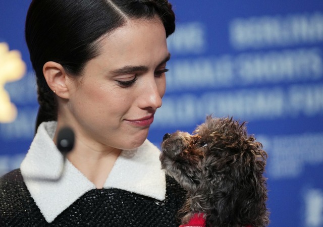 Margaret Qualley pr&auml;sentierte ihren Hund erstmals der &Ouml;ffentlichkeit.  | Foto: S&ouml;ren Stache/dpa