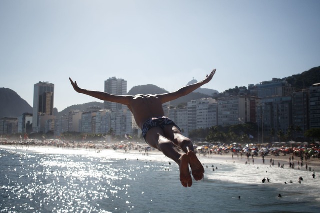 Hitzewelle in Rio de Janeiro: Ein&nbsp;Mann springt ins Meer am Strand Leme.  | Foto: Jo&atilde;o Gabriel Alves/dpa