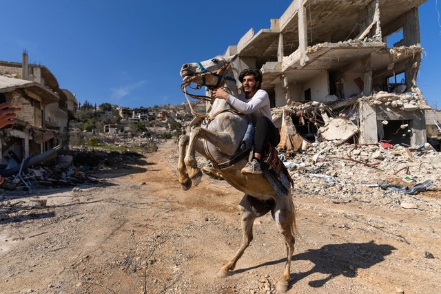 Ein libanesischer Mann reitet auf sein...erd durch ein Dorf im S&uuml;dlibanon.  | Foto: Hassan Ammar/AP/dpa