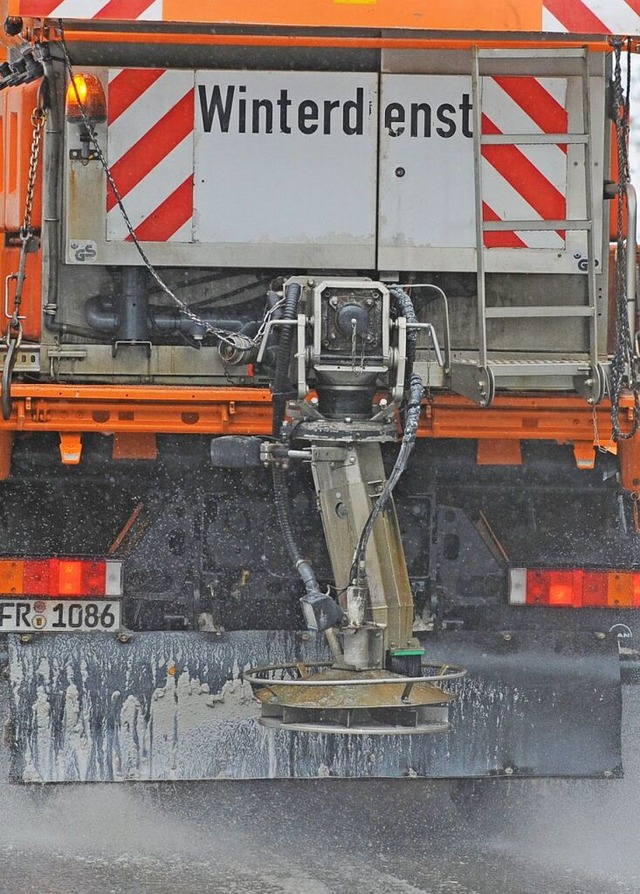 Der Fahrer war mit einem Kleinbagger u...egs, um Schnee zu rumen (Symbolbild).  | Foto: Patrick Seeger