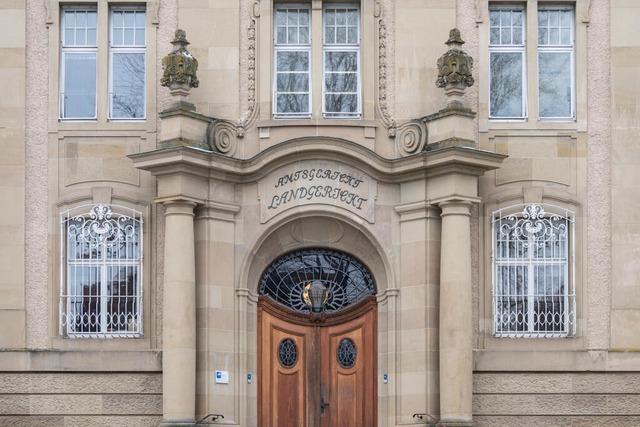 Waffenhndler soll Reichsbrger-Szene angehren und Sturmgewehre verkauft haben – nun steht er in Rottweil vor Gericht