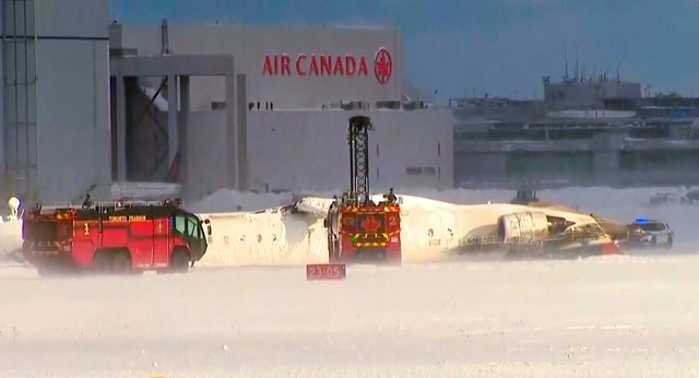 Flugzeug liegt auf dem R&uuml;cken - ein Fl&uuml;gel ist abgerissen  | Foto: Uncredited/CTV/AP/dpa