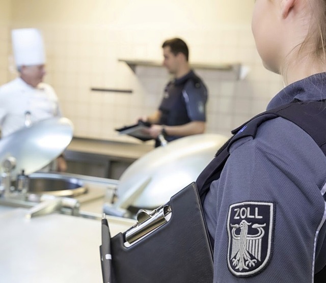 Zllnerin und Zllner bei der Arbeit  | Foto: Hauptzollamt Lrrach