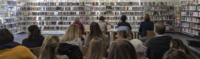 Sieben junge Menschen haben an einem R...mmen. Vier Juroren (vorne) bewerteten.  | Foto: Mediathek Wehr