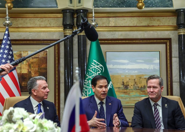 US-Au&szlig;enminister Marco Rubio (M)...hostbeauftragte Steve Witkoff in Riad.  | Foto: Evelyn Hockstein/Pool Reuters/AP/dpa