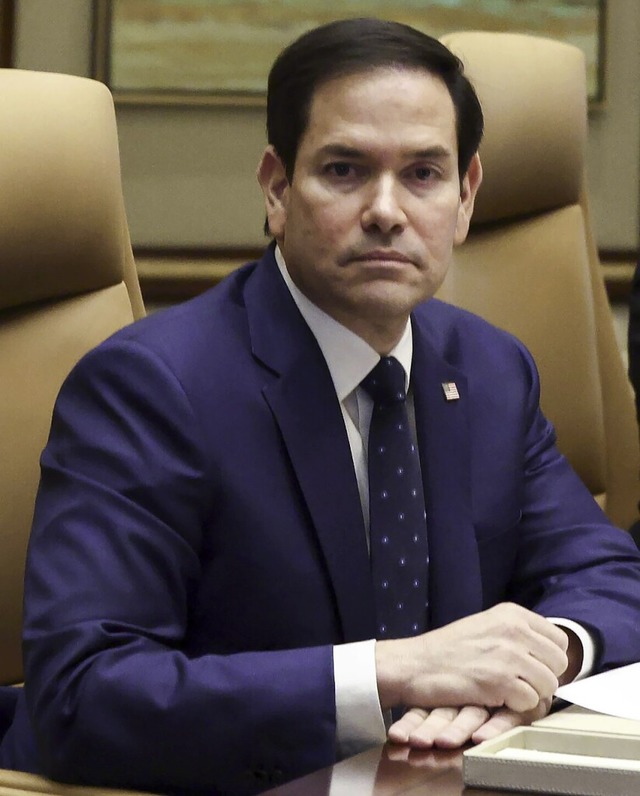 An einem Tisch in Riad: US-Auenminister  Marco Rubio  | Foto: Evelyn Hockstein (dpa)