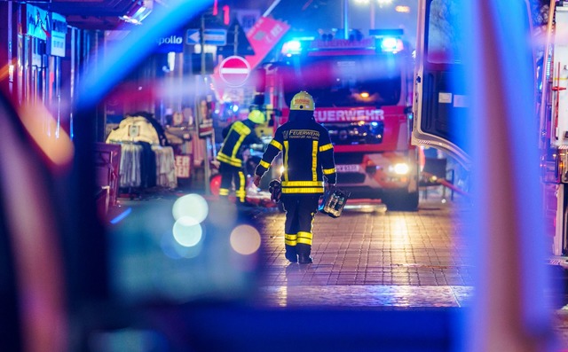 Feuerwehrleute sind in der Einkaufsstr...lig;e in Frankfurt am Main im Einsatz.  | Foto: Andreas Arnold/dpa