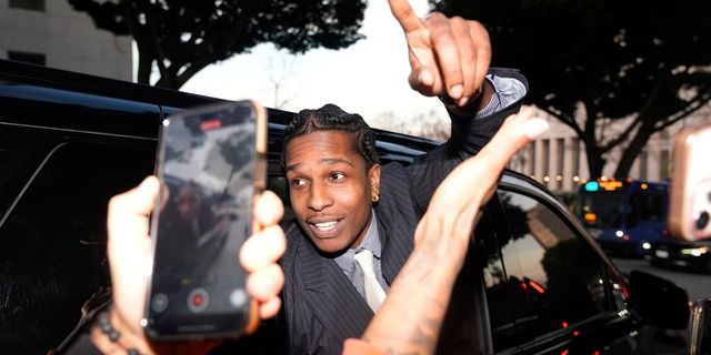 Rapper Asap Rocky kommt nach einem Freispruch um eine drohende Haftstrafe herum.  | Foto: Damian Dovarganes/AP/dpa