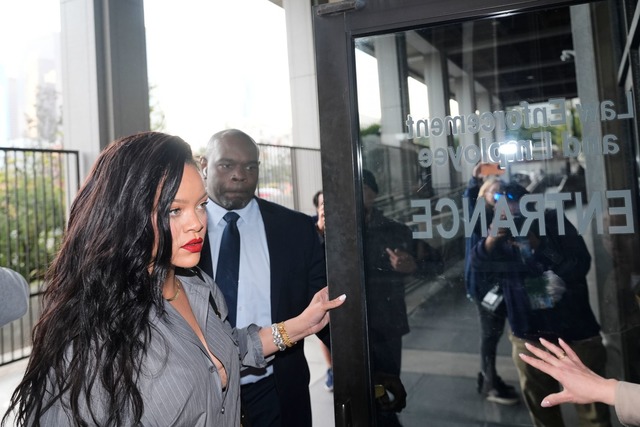 S&auml;ngerin Rihanna wohnte der Urteilsverk&uuml;ndung bei.  | Foto: Damian Dovarganes/AP/dpa