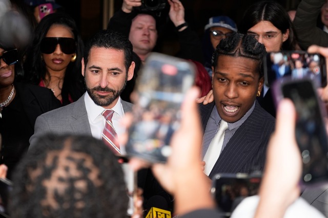 Der Rapper dankt den Geschworenen.  | Foto: Damian Dovarganes/AP/dpa