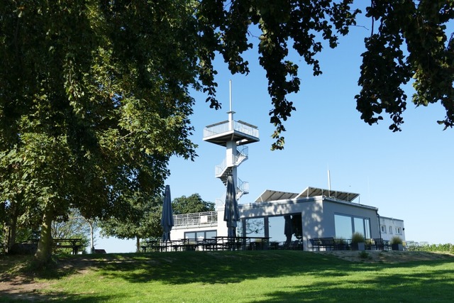 Sonnenplatz mit Aussichtsturm und Gastronomie: der Heuberg  | Foto: Silke Kohlmann