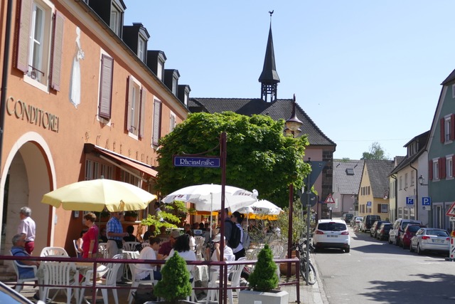 Mit Blick auf den Marktplatz von Breisach: Caf Ihringer  | Foto: Saskia Rohleder