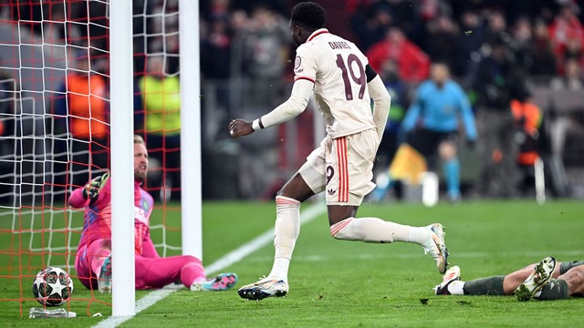 Champions League in M&uuml;nchen: Bayerns Alphonso Davies (M) trifft zum 1:1.  | Foto: Sven Hoppe/dpa