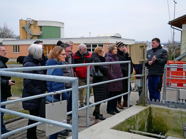 Wassermeister Ronnie Schellin (rechts)...einderte durch die Murger Klranlage.  | Foto: Michael Gottstein