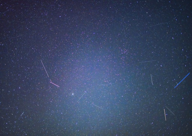 Vergl&uuml;hender Weltraumschrott leuchtet l&auml;nger als Sternschnuppen.  | Foto: Patrick Pleul/dpa