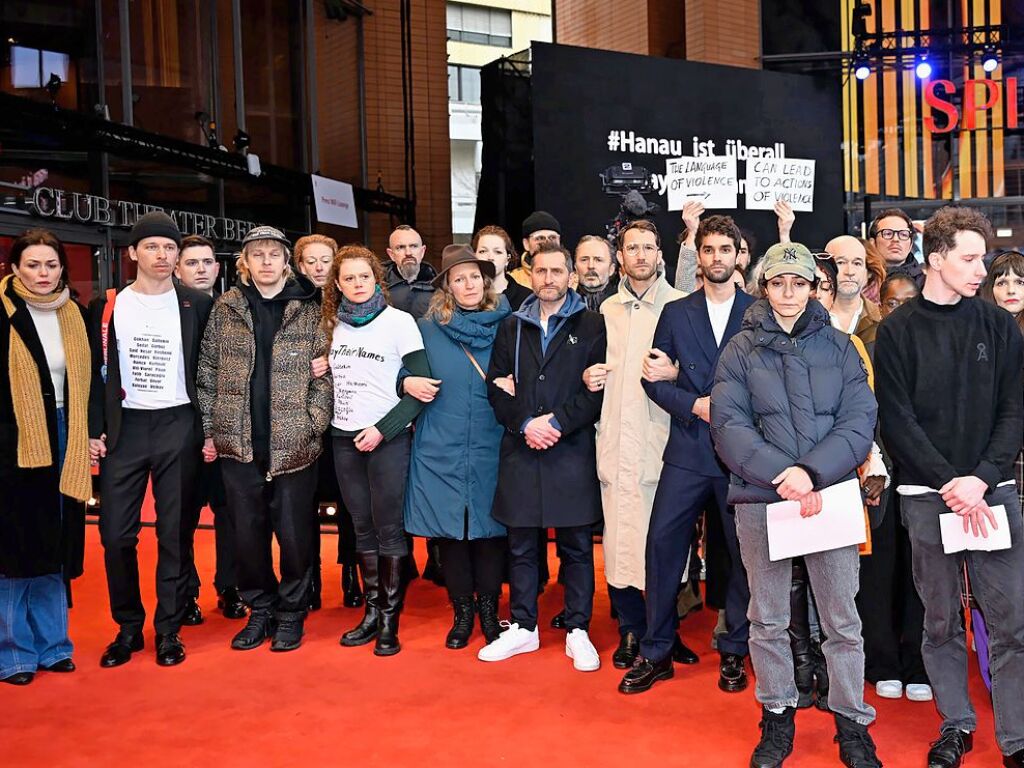 Filmschaffende erinnern auf dem roten Teppich am Berlinale Palast an den Anschlag in Hanau.