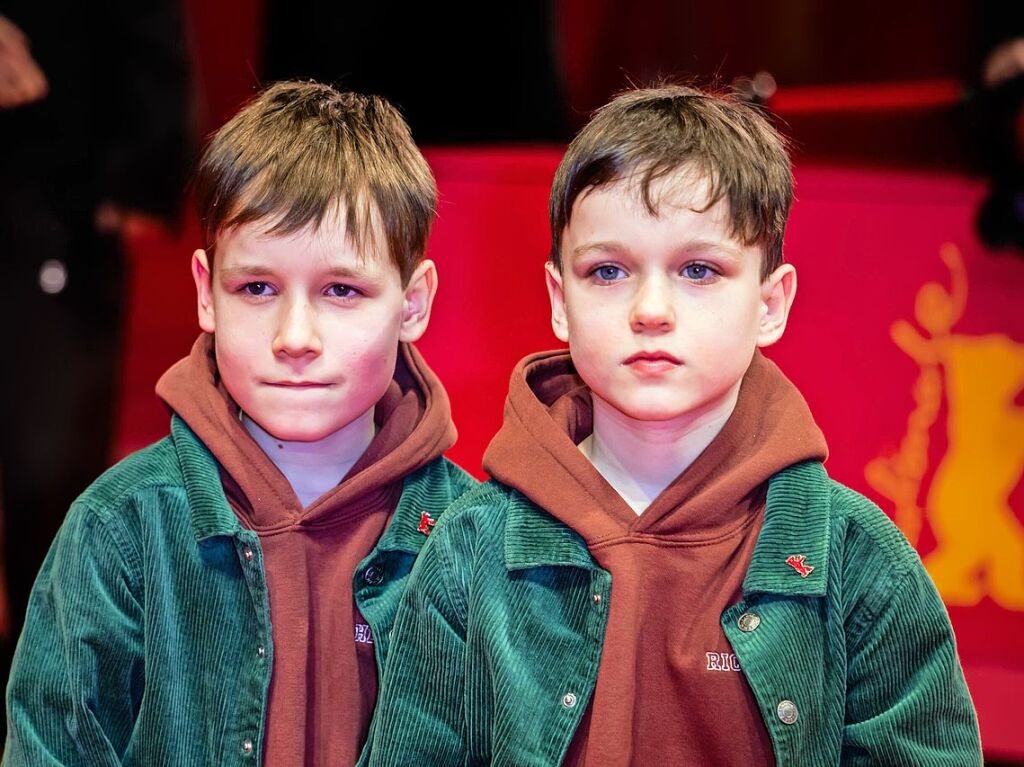 Richard Boxall (r) und Henry Boxall, beide Schauspieler, stehen bei der Berlinale vor der Premiere des Films The Thing with Feathers auf dem Roten Teppich des Berlinale Palastes