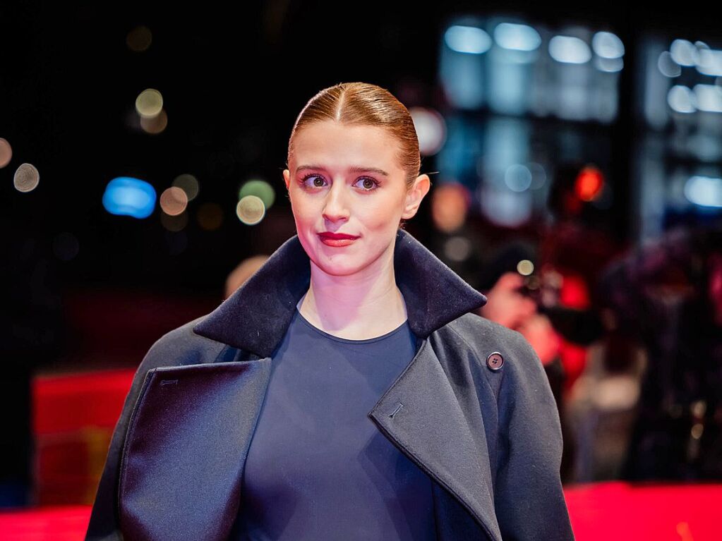 Katharina Stark, Schauspielerin, steht bei der Berlinale vor der Premiere des Films The Thing with Feathers auf dem Roten Teppich des Berlinale Palastes.