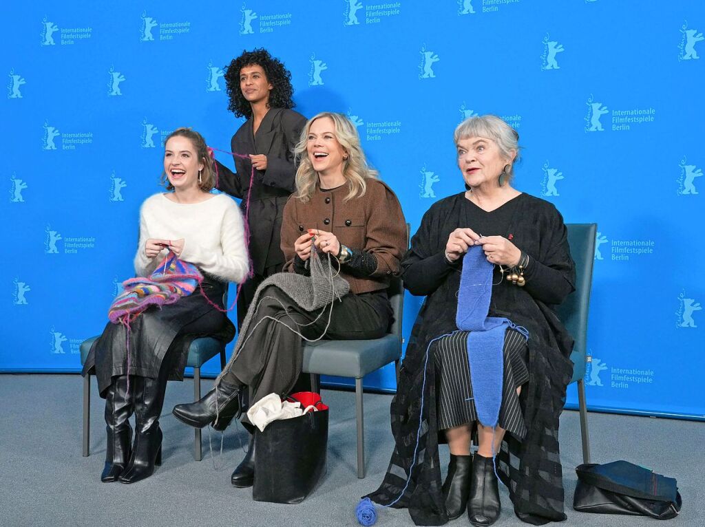 Die Schauspielerinnen Ella Oeverbye (l-r), Selome Emnetu, Ane Dahl Torp und Anne Marit Jacobsen sitzen bzw. stehen whrend des Photocalls zum Film "Drmmer (Dreams Sex Love) vor der blauen Wand und stricken an Schals.