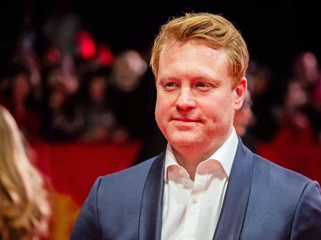 Adam Ackland, Produzent, steht bei der Berlinale vor der Premiere des Films The Thing with Feathers auf dem Roten Teppich des Berlinale Palastes.