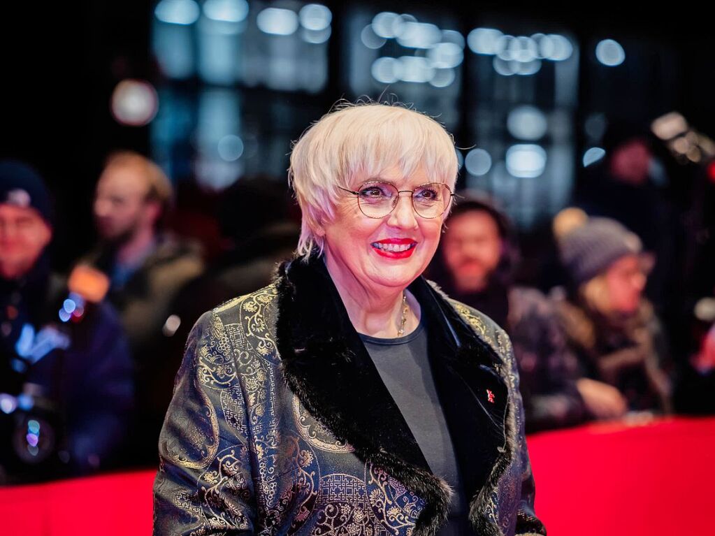 Claudia Roth (Bndnis 90/Die Grnen), Staatsministerin fr Kultur und Medien, steht bei der Berlinale vor der Premiere des Films The Thing with Feathers auf dem Roten Teppich des Berlinale Palastes.