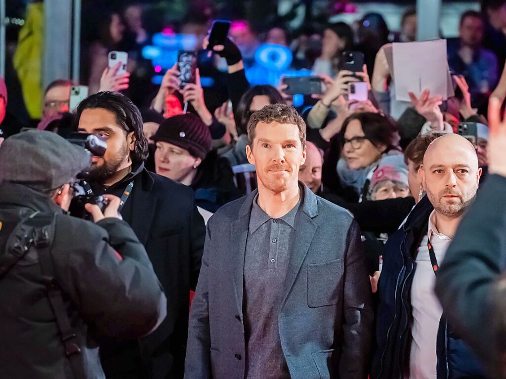 Benedict Cumberbatch (M), Schauspieler, steht bei der Berlinale vor der Premiere des Films The Thing with Feathers auf dem Roten Teppich des Berlinale Palastes.