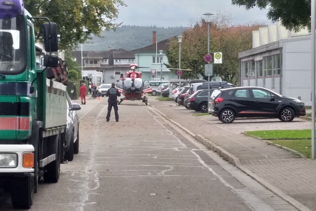 Ein Hubschrauber beim August-Ruf-Bildu...trum nach der Messerattacke im Oktober  | Foto: Benedikt Hecht