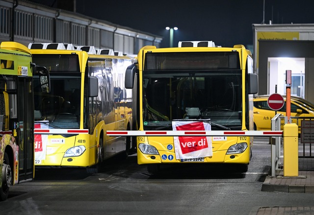 Am Freitag wird in mehreren Bundesl&au...der Nahverkehr bestreikt. (Symbolbild)  | Foto: Soeren Stache/dpa