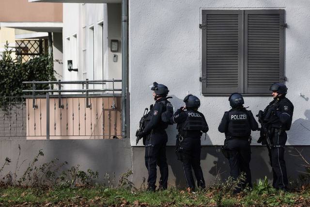 Der Sch&uuml;tze ist weiter fl&uuml;chtig.  | Foto: Oliver Berg/dpa