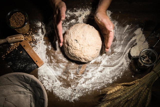 Wer an Weizenunvertrglichkeit leidet,...rweise Produkte aus Dinkelmehl besser.  | Foto: Christin Klose (dpa)