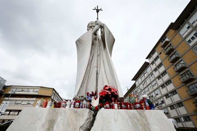 Eine Statue vor dem Krankenhaus erinnert an Papst Johannes Paul II.  | Foto: Cecilia Fabiano/LaPresse via ZUMA Press/dpa