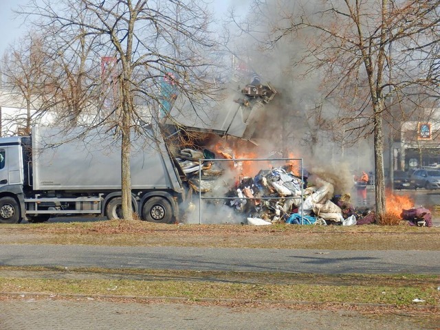 Brennender Sperrmll auf dem Parkplatz im Lahrer Fachmarktzentrum Im Gtzmann.  | Foto: Reiner Beschorner