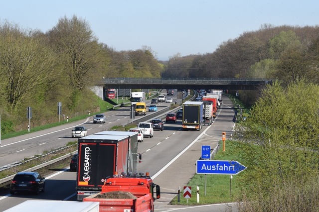 Bis weit hinter die Ausfahrt Teningen ... Herbolzheim ist die Strecke gesperrt.  | Foto: Symbolbild / Jonas Hirt