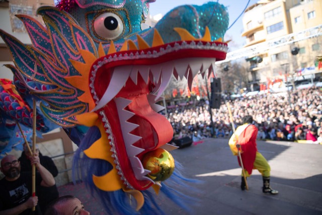 Drachen gelten seit jeher als Wesen mit viel Macht.  | Foto: Clara Margais (dpa)