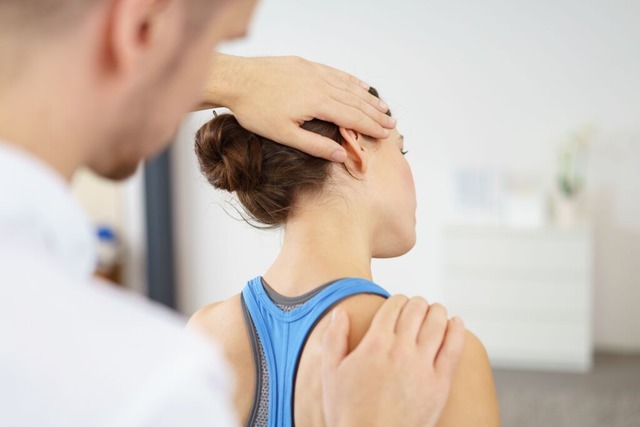 Ein Physiotherapeut therapiert hier eine Patientin mit Nackenschmerzen.  | Foto: contrastwerkstatt (stock.adobe.com)