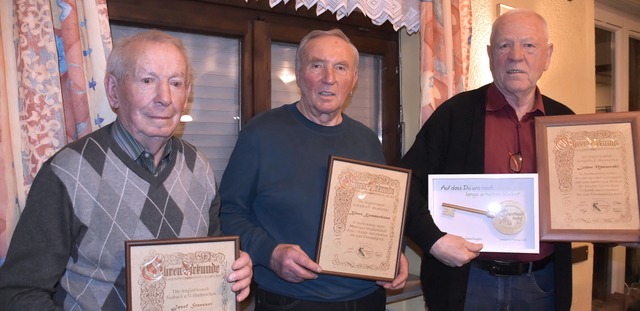 50 Jahre bei den Anglerfreunden dabei ...aus Kammerdiener und Lothar Murawski.   | Foto: Roland Vitt