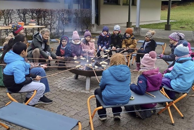 Zum Abschluss gab es Frchtepunsch und Stockbrot an der Feuerschale.   | Foto: Nachbarschaftsschule kl Wiesental