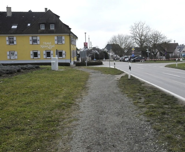 Der Weg zwischen Hotel Kreuz-Post und Bahnhof in Burkheim soll ausgebaut werden.  | Foto: Sebastian Ehret