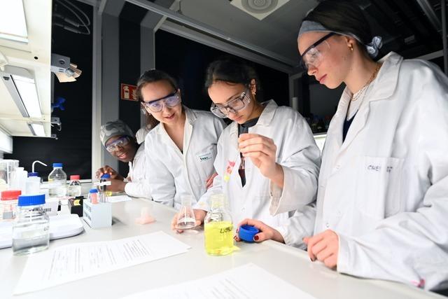 Schulausflug mit Reagenzglas und weien Kitteln – Freiburger Uni will mit ChemLb Interesse wecken