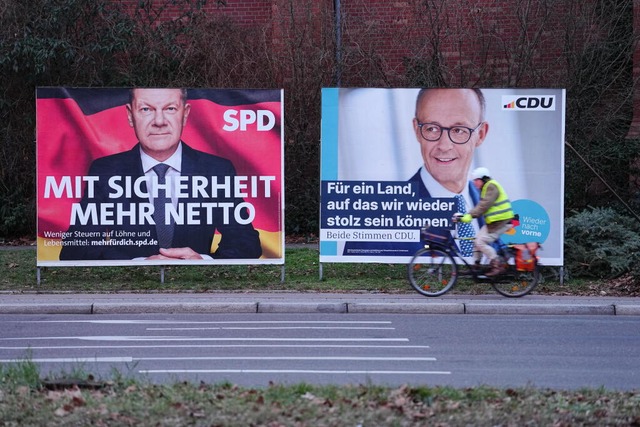 Bundeskanzler Olaf Scholz und die SPD ...eit hinter Friedrich Merz und der CDU.  | Foto: Kay Nietfeld (dpa)