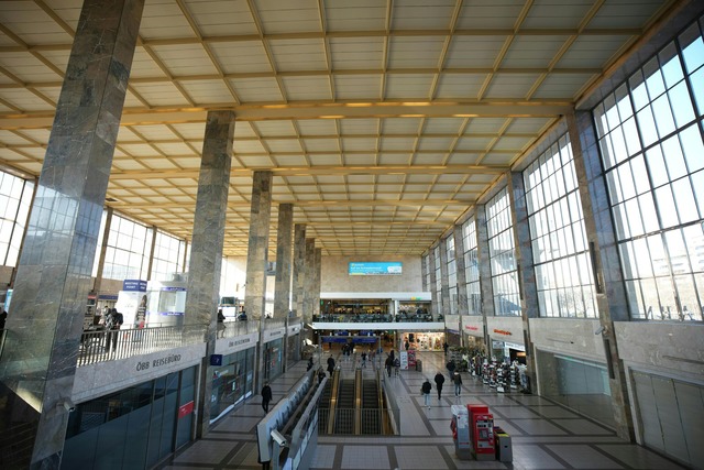 Der Westbahnhof ist einer der wichtigsten Verkehrsknotenpunkte Wiens.  | Foto: Georg Hochmuth/APA/dpa