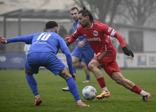 Hasan Pepic (am Ball) hat beim Bahlinger SC seinen Vertrag verlngert.  | Foto: Claus G. Stoll