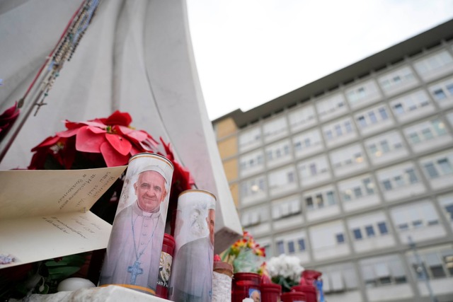 Der klinische Zustand von Papst Franziskus ist nach Vatikan-Angaben stabil.  | Foto: Gregorio Borgia/AP/dpa