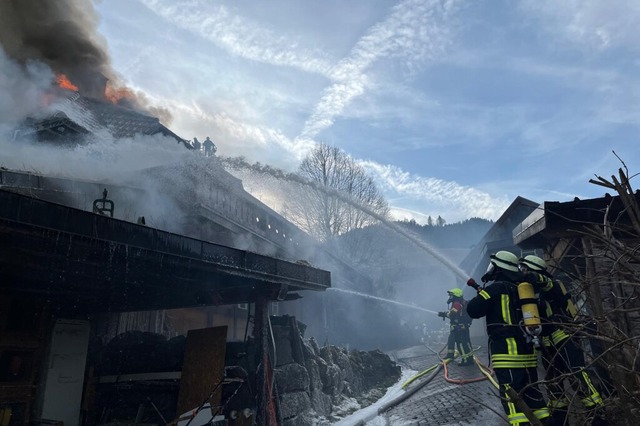 Das Gasthaus Hirtenbrunnen in Frhnd steht am Mittwoch in Flammen.  | Foto: Sarah Trinler